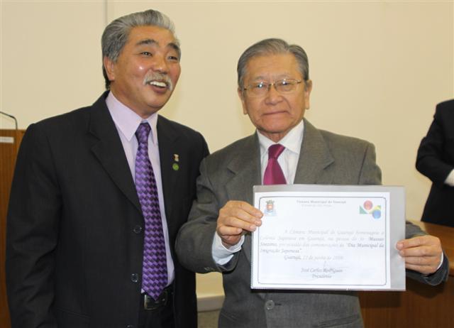 Ver. Ituo Sato entrega certificado para Sr. Massao Soejima